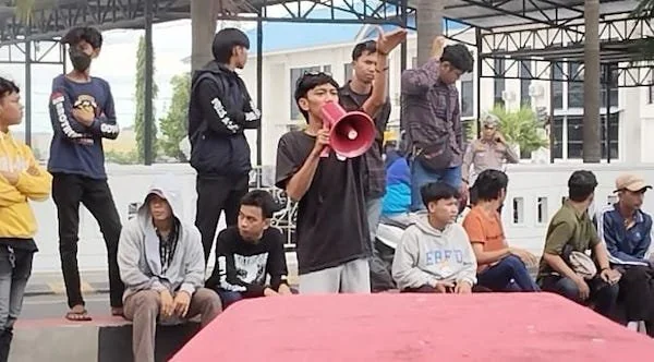 Aksi Unjuk Rasa Di Depan Polres Takalar (Foto : Saleh Sibali KabarMakassar)