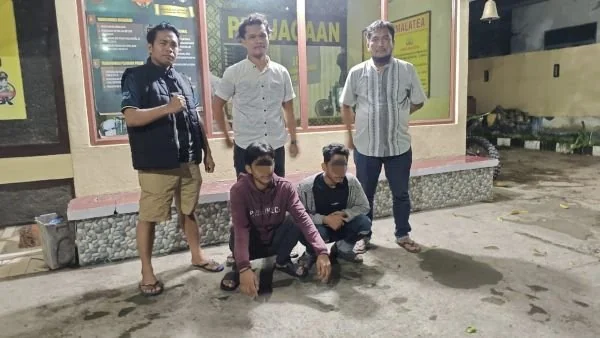 Unit Reskrim Polsek Tamalatea, saat memgamankan dua pelaku aksi pemalakan di Tamanroya (Dok : Ist).