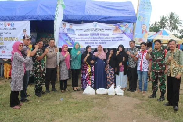 Kodim 1411/Bulukumba menggelar kegiatan Gerakan Pasar Murah (GPM) di Lapangan Bola Bicari, Desa Palambarae, Kec Gantarang, Kab Bulukumba, Kamis (7/3).