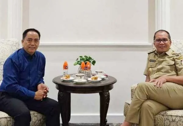 Bakal Calon Wali Kota Abd Rahman Bando memenuhi undangan Wali Kota Makassar Moh Ramdhan Pomanto di Ruang Kerja Wali Makassar Balai Kota Makassar, Senin (10/6).