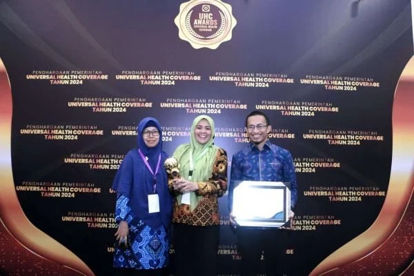 Pemerintah Kabupaten Maros kembali mengukir prestasi dengan meraih penghargaan Universal Health Coverage (Dok : Ist).