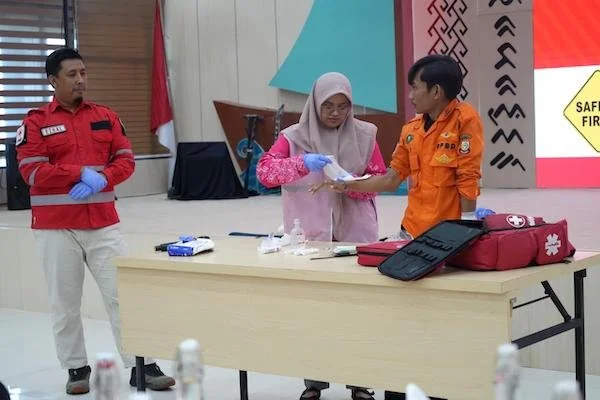 Srikandi PLN salah satu peserta "Perempuan Tangguh Bencana" mempraktikkan keterampilan dasar Pertolongan Pertama pada Kecelakaan (P3K) bersama PMI Kota Makassar sebagai bekal memberikan respons cepat dan tepat saat keadaan darurat.