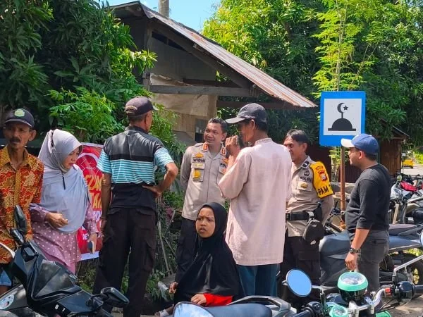 Kapolres Jeneponto AKBP Widi Setiawan saat melakukan peninjauan secara langsung ke beberapa Tempat Pemungutan Suara (TPS) yang berada di wilayah Jeneponto (Dok : Ist).