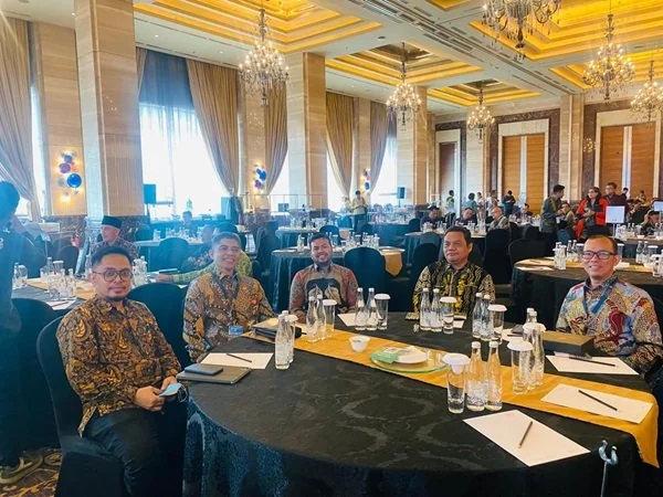 Sekda, Muh. Arifin Nur bersama Kepala Bappeda, Alfian Afandy Syam dan Kabag Umum Faisal Abdul Malik saat hadiri Undangan Deputi Pengendalian Pembangunan di grand balroom hotel kempinski west Mall lantai 11, grand Indonesia, jln. MH Thamrin no 1 Jakarta.