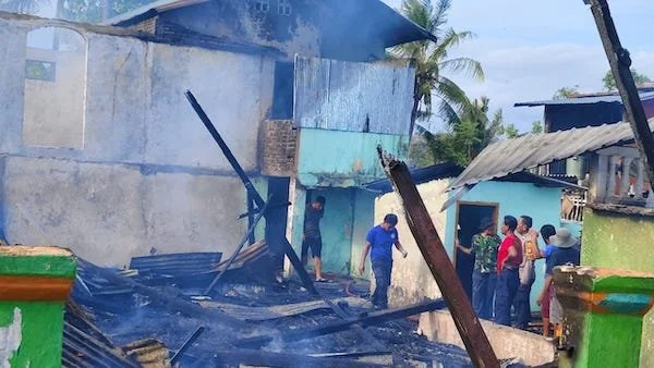 Kondisi ruma panggung milik Ansar Tompo dan Rahman Dg Situju pasca Kebakaran terjadi di Dusun Panaikang, Desa Balumbungan, Kecamatan Bontoramba. (Foto/ist).