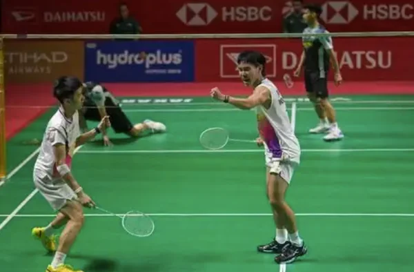 Pebulu tangkis ganda putra Indonesia Nikolaus Joaquin (kanan) dan Raymond Indra (kiri) bereaksi usai meraih poin dari lawan sesama Indonesia, Sabar Karyaman Gutama/Moh Reza Pahlevi Isfahani pada babak semi final Daihatsu Indonesia Masters 2026 di Istora S