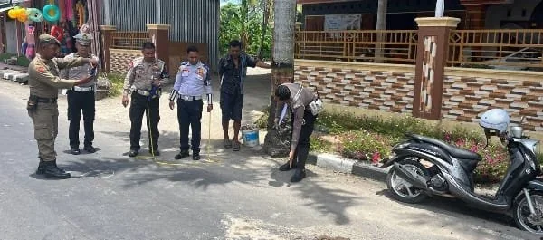 Lokasi kecelakaan lalu lintas yang melibatkan kendaraan roda dua dan mobil tronton.