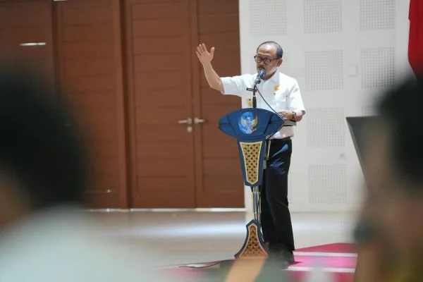 Gubernur Sulbar Subardi Duka saat memberikan arahan setelah mendengarkan paparan sejumlah pimpinan OPD, Baznas, BKKBN, BPS, hingga mitra pengusaha dalam Rapat Koordinasi Pimpinan Program Pastipadu. (Dok: Ist)