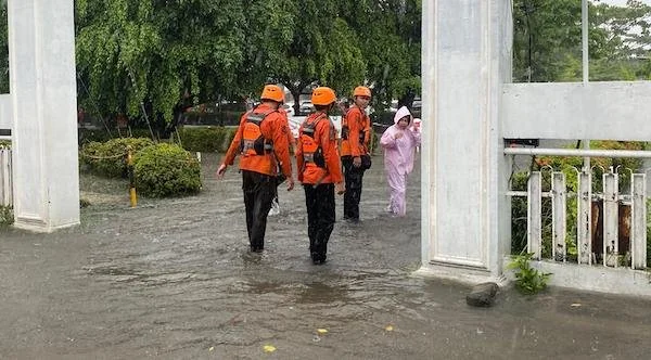 BPBD Makassar lakukan evakuasi di RSI Faisal (Dok: Ist)