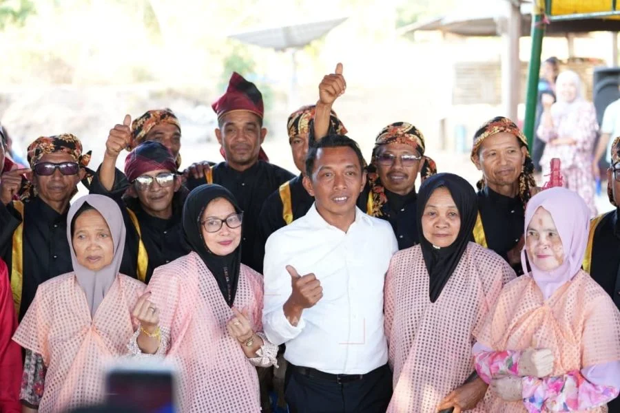 Bupati Sidrap Syaharuddin saat menghadiri acara Mappadendang di Desa Bolabulu (Dok: Ist)