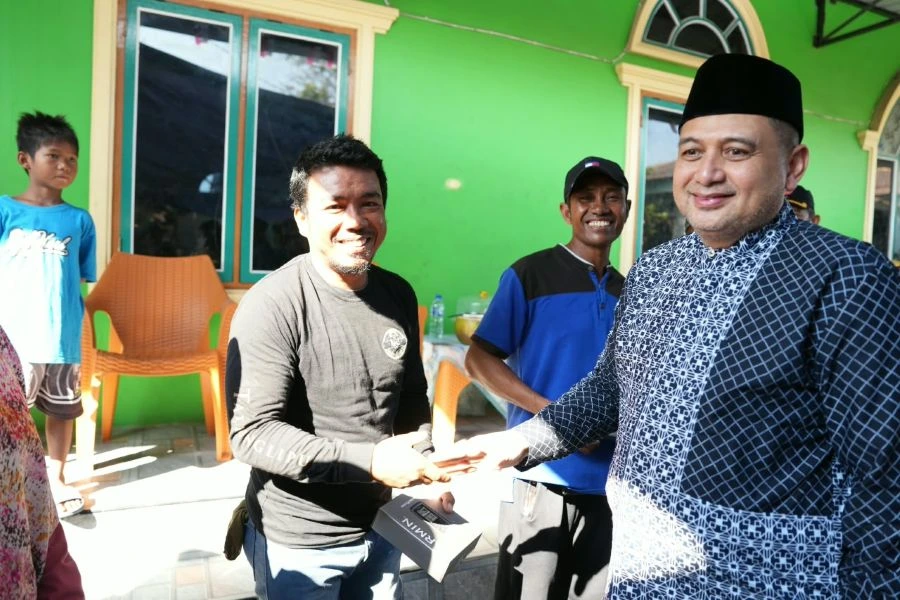 Wali Kota Makassar Munafri Arifuddin saat menyerahkan bantuan (Dok: Ist)