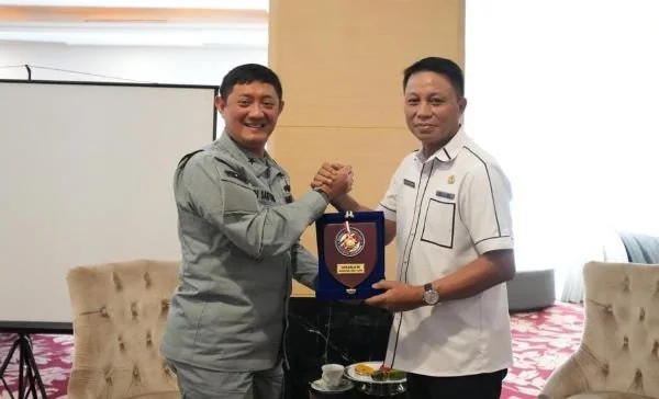 Plh Sekretaris Daerah Provinsi Sulsel, Andi Darmawan Bintang dan Laksamana Pertama Bakamla, Budi Santosa pada pembahasan pembangunan pangkalan Bakamla di Sulsel (Dok : ist).