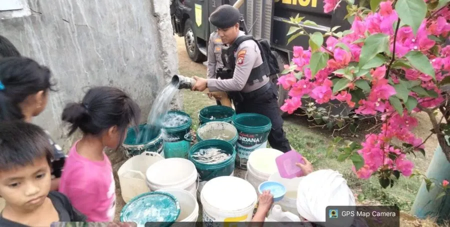 Penyaluran air bersih yang dilakukan Polresta Mamuju (Dok: Ist)