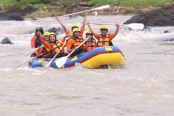 Puluhan Rafter dari berbagai komunitas dan pelajar SMA sederajat di Kabupaten Jeneponto saat mengikuti Basic Training Arum Jeram di kawasan Wisata Batu Rinring, Desa Paitana, Kecamatan Turatea. (Foto/ist).