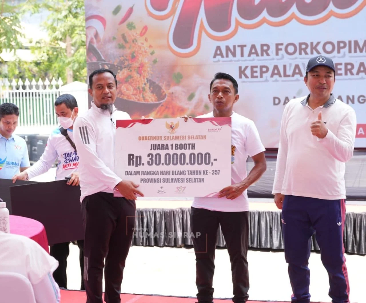Bupati Sidrap Syaharuddin Alrif menerima hadiah juara pertama kategori Booth Expo & Culinary Terbaik (dok. Ist)