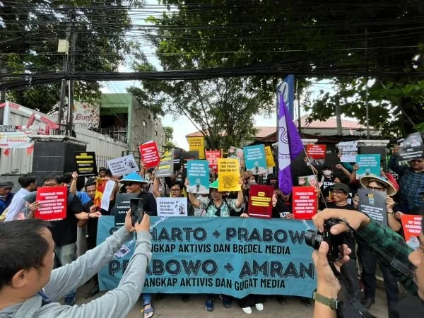 Aliansi Jurnalis Independen (AJI) Jakarta bersama koalisi masyarakat sipil menggelar aksi protes di Pengadilan Negeri Jakarta Selatan. Dok. Ist