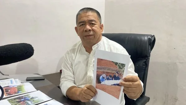 Kabid Humas RSKD Dadi Makassar, Abd Malik saat perlihatkan foto pengemudi ambulan (Dok: Atri KabarMakassar).