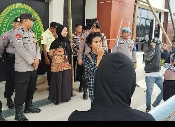 Para Pendemo Berorasi Depan Pintu Masuk Pengadilan Tinggi Takalar