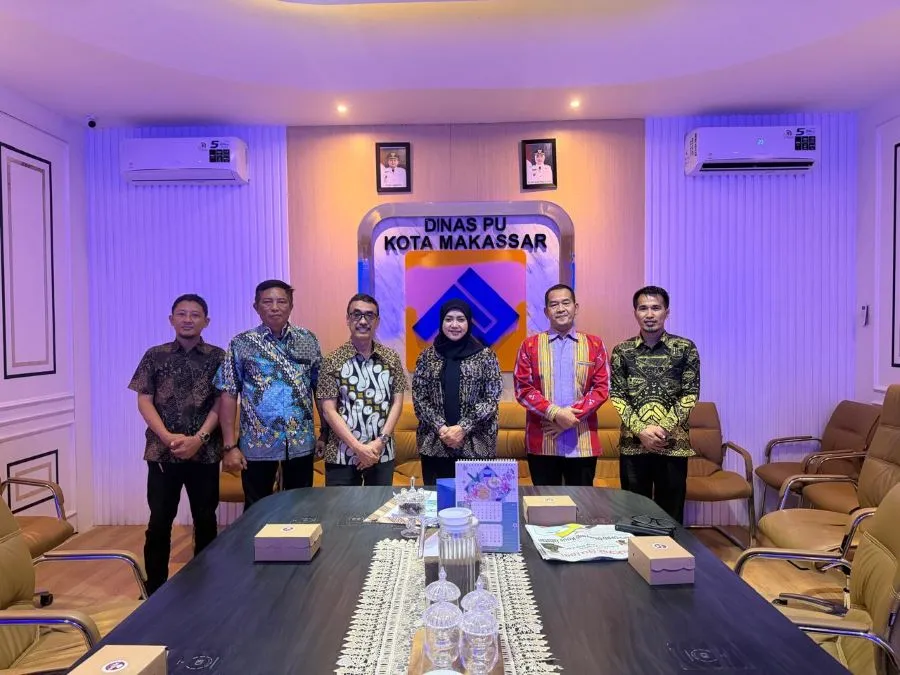 Plt Direktur Utama Perumda Air Minum Kota Makassar, Andi Syahrum, berkoordinasi dengan Kepala Dinas PU Makassar, Zuhaelsi Zubir, terkait perlindungan jaringan pipa PDAM dalam pekerjaan drainase (Dok: Ist)