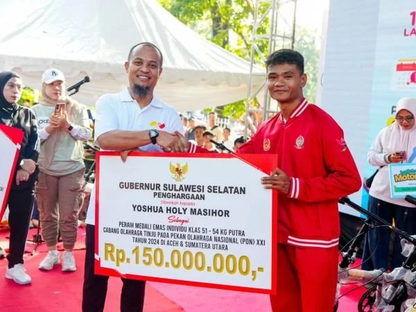 Gubernur Sulawesi Selatan Andi Sudirman Sulaiman menyerahkan bonus atlet Sulsel yang berlaga pada PON XXI Aceh-Sumut (Dok : Ist).
