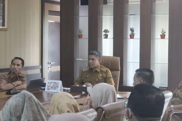 Sekretaris Daerah (Sekda) Kabupaten Jeneponto, Arifin Nur saat memimpin rapat bersama Tim Pelaksana TPP diruang kerjanya. (Foto : ist)