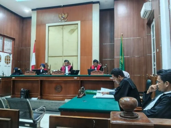 Randi dan Rian, dua bersaudara yang merupakan buruh harian lepas mengajukan nota keberatan (eksepsi), melalui kuasa hukum Koalisi Bantuan Hukum Rakyat (KOBAR) Makassar. Dok. Ist