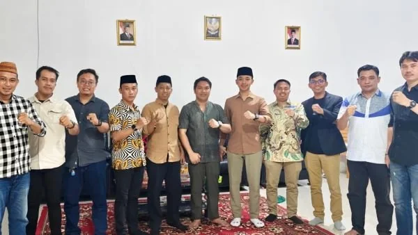 Pimpinan DPRD Jeneponto, Muhammad Basir, saat menerima kunjungan silaturahmi Ketua PB PMII, M. Shofiyullah Cokro, di Rumah Jabatan Pimwan DPRD Jeneponto (Dok : Ist).