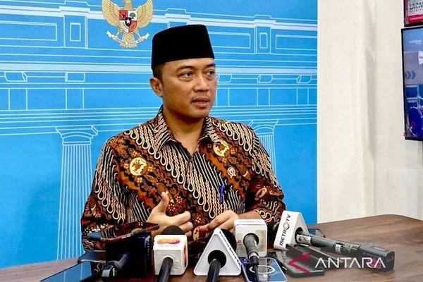 Juru Bicara Presiden RI Prasetyo Hadi menjawab pertanyaan wartawan terkait sejumlah isu termasuk soal RUU Perampasan Aset di Istana Kepresidenan, Jakarta, Jumat (9/5/2025). ANTARA/Mentari Dwi Gayati.