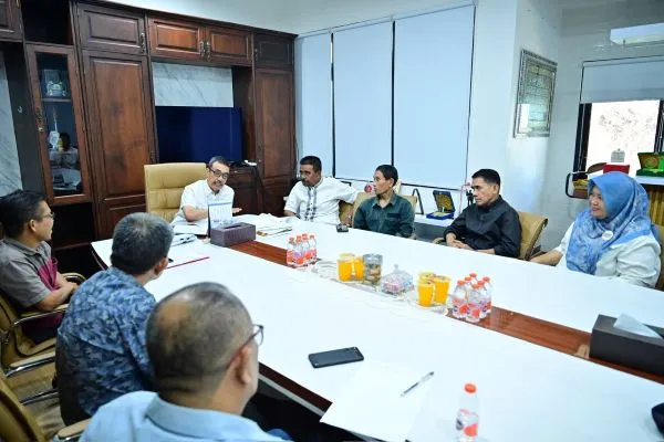 Plt Direktur Utama Perumda Air Minum Kota Makassar, Andi Syahrum, menerima kunjungan perwakilan purnabakti PDAM Makassar di Kantor Perumda Air Minum Kota Makassar (Dok: Ist)