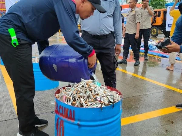 pemusnahan batang rokok ilegal oleh Bea Cukai Makassar (Dok:Ist)