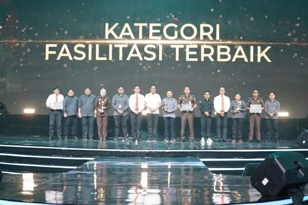 Sentra Gakkumdu Kota Makassar saat melakukan sesi foto setelah mendapatkan penghargaan (Dok : Ist).
