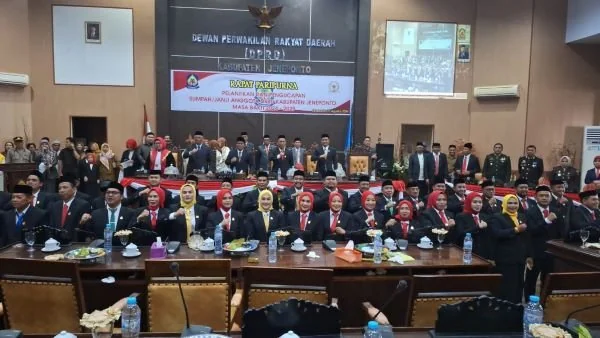 Sebanyak 40 anggota DPRD Kabupaten Jeneponto periode 2024-2029 saat mengikuti pelantikan di Gedung Ruang Paripurna DPRD Jl. Pahlawan Karisa, Kecamatan Binamu (Dok : Ullah KabarMakassar).