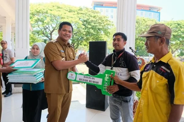 Bupati Bantaeng, Muh. Fathul Fauzy Nurdin, saat menyerahkan bantuan ZIS kepada Mustahik di Tribun Seruni Bantaeng (Dok : Ist).