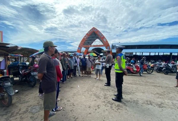 Jajaran Sat Lantas Polres Bulukumba kunjungi sekolah dan terminal berikan sosialisasi dan edukasi kepada kalangan pelajar dan Sopir angkot, Senin (4/3).