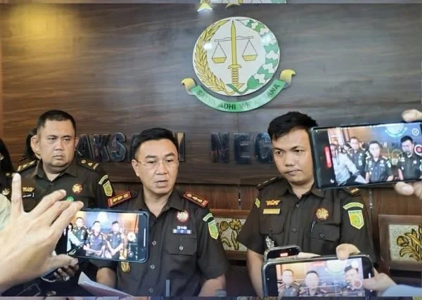 Kejari Maros saat memberikan keterangan terkait penetapan tersangka eks Sekretaris Diskominfo Maros (Dok: Ist).