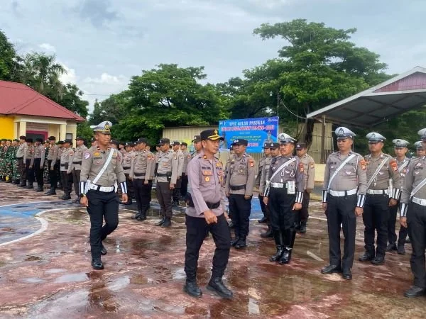 Wakapolres Jeneponto, Kompol Muh. Idris saat memimpin apel gelar pasukan operasi Pallawa 2025 di lapangan Kantor Mapolres Jeneponto (Dok : Ist).
