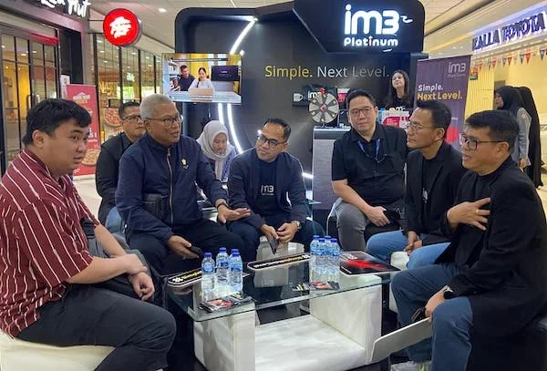 Indosat Ooredoo Hutchison lewat brand IM3 dalam kolaborasinya bersama Apple hadirkan bundling eksklusif IM3 Platinum dengan iPhone 16 di Kota Makassar (Dok: Nofi KabarMakassar)