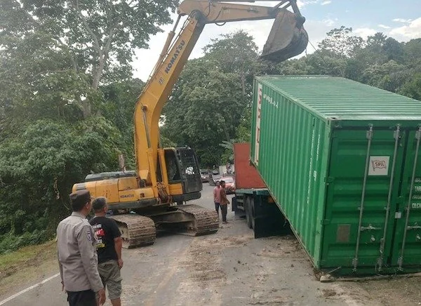 Proses evakuasi truk tronton di Tubo Sendana yang di jaga aparat kepolisian (dok:ist)