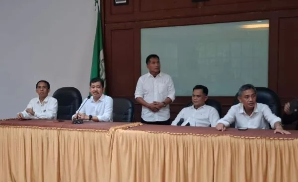 Pihak Rektorat saat memberikan keterangan terkait produksi uang palsu (Dok : Ist).