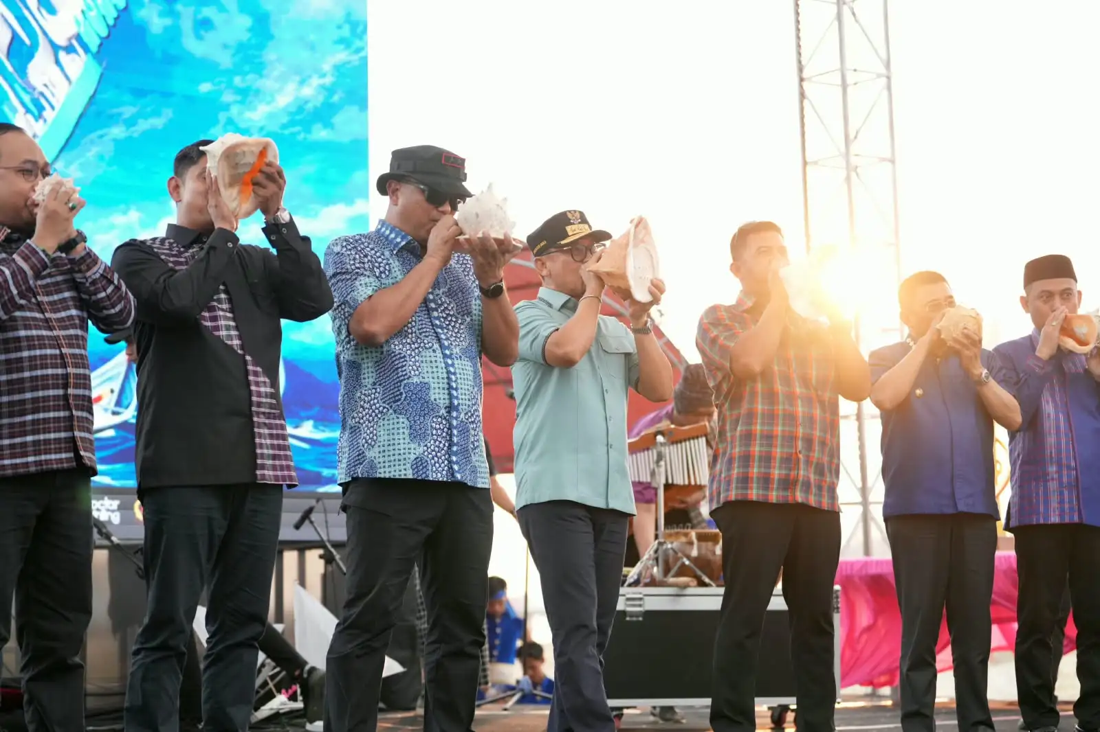 Gubernur Sulbar Suhardi Duka bersama Forkopimda saat resmi membuka Sandeq Silumba 2026 (Dok: Ist)