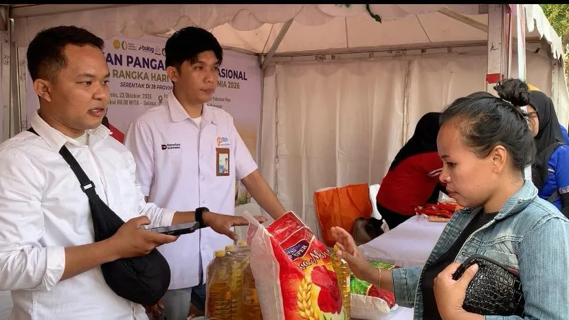 Salah seorang warga membeli beras pada pelaksanaan GPM Nasional di halaman Kantor Perumda Pasar Makassar (Dok: Syamsi KabarMakassar)