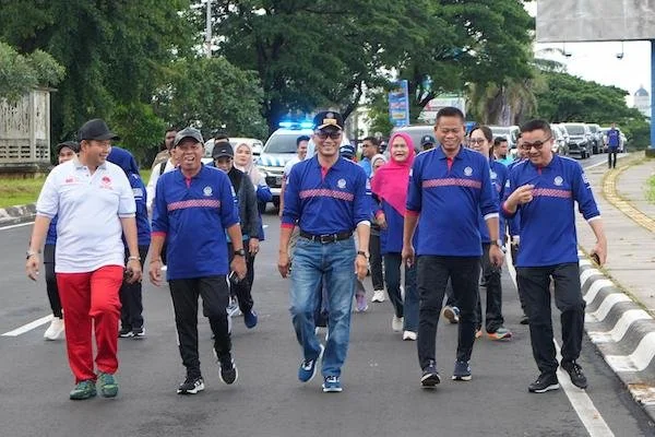 Pj Gubernur Sulsel, Prof Fadjry Djufry dan Kepala BKN RI, Prof Zudan Arif Fakrulloh saat melaksanakan jalan sehat di CPI (Dok: Ist)