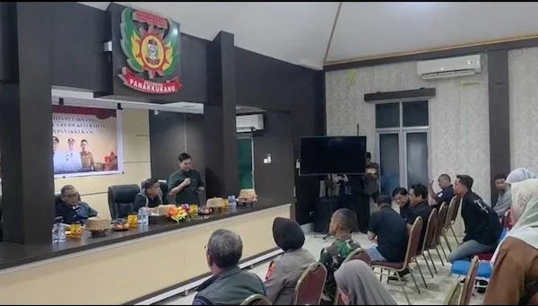 Wali Kota Makassar, Munafri Arifuddin saat Meninjau Lokasi Pemilihan RT/RW (Dok: KabarMakassar).