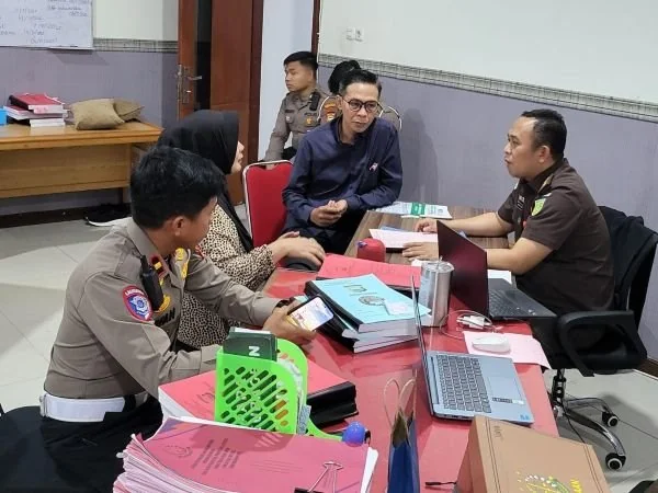 Kanit Gakkum Satlantas Polres Jeneponto, Ipda Irfan, saat melimpahkan tersangka dan barang bukti kasus kecelakaan maut Dusun Punagayya ke Kejaksaan Negeri Jeneponto (Dok : Ist).