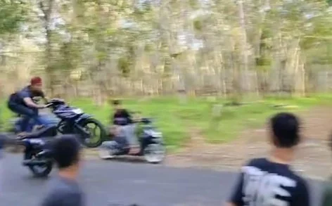 Aksi Freestyle diduga anggota geng motor di jalan poros Balanriri Kecamatan Bulukumpa