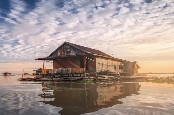 Salah satu rumah apung yang berada di Tengah perairan danau Tempe di kabupaten Wajo, Sulawesi Selatan (Foto/Instagram/@danau.tempe)