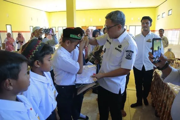 Bupati Jeneponto, H. Paris Yasir, saat bagikan seragam gratis di salah satu sekolah di Kecamatan Tamalatea.