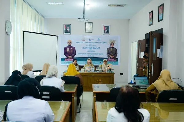 Wakil Gubernur Sulsel, Fatmawati Rusdi saat memmbuka kegiatan Deteksi Dini Kanker Kulit (dok. Ist)