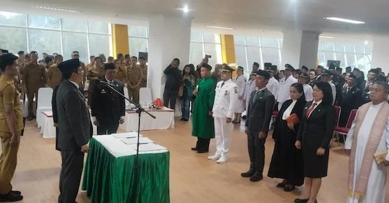 Pengambilan sumpah dan Janji Jabatan di pimpin oleh Bupati Toraja Utara, Frederik Viktor Palimbong, kepada tiga perwakilan pejabat dengan 2 saksi dan 3 rohaniwan.( Dok. Jerni)