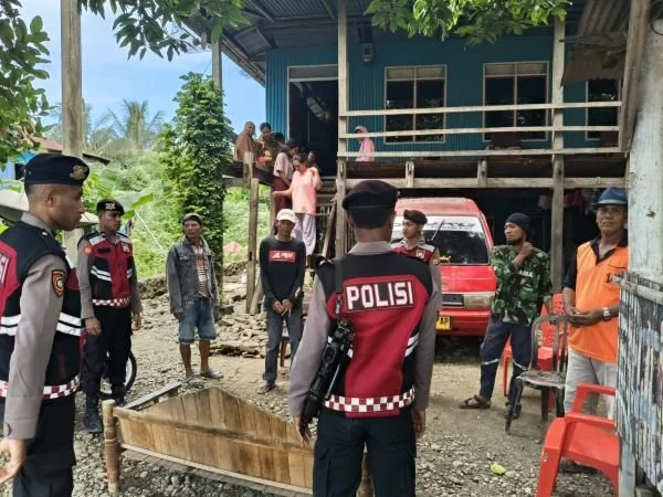 Polisi saat melakukan proses mediasi dengan keluarga korban (Dok : Ist).
